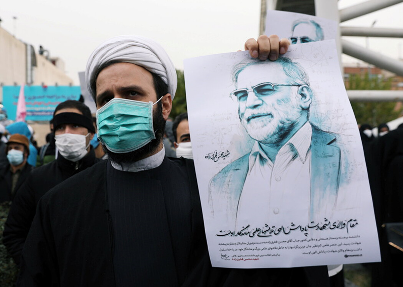 一名抗议者举着莫森·法赫里扎德的照片，抗议对这位核科学家的杀害.jpg