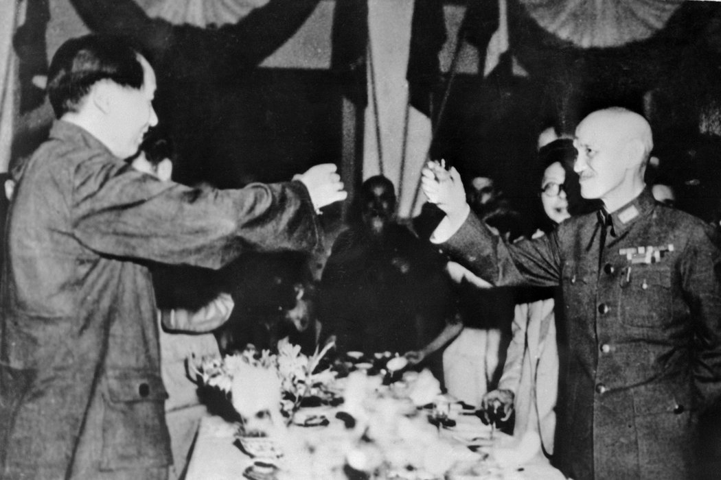 1945年9月在中国重庆，毛泽东和蒋介石举杯.jpg