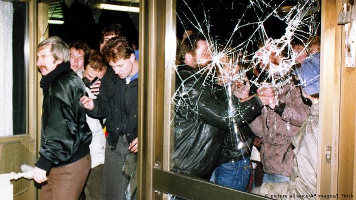 1989年底东德人冲进史塔西大楼.jpg