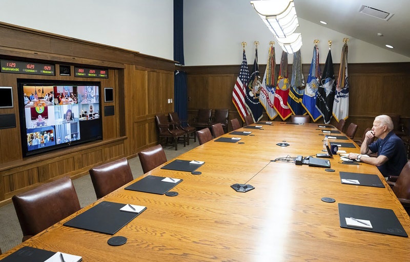 在白宫发布的这张照片中，拜登总统于2021 年8 月15 日在马里兰州戴维营与他的国家安全团队和高级官员进行了虚拟会面，听取了关于阿富汗的简报.jpg