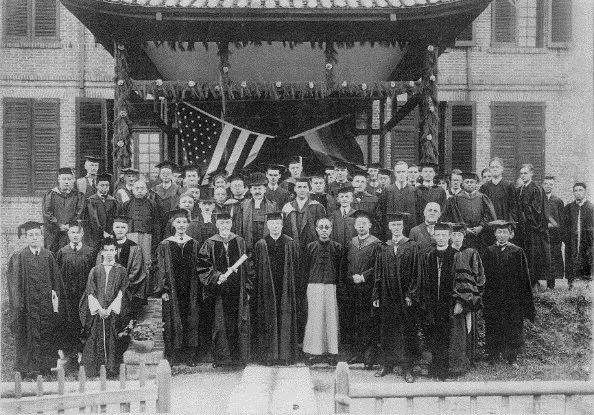 1921年首届湘雅医学专门学校毕业生合影，前排左起第五人颜福庆，第七人胡美.jpg