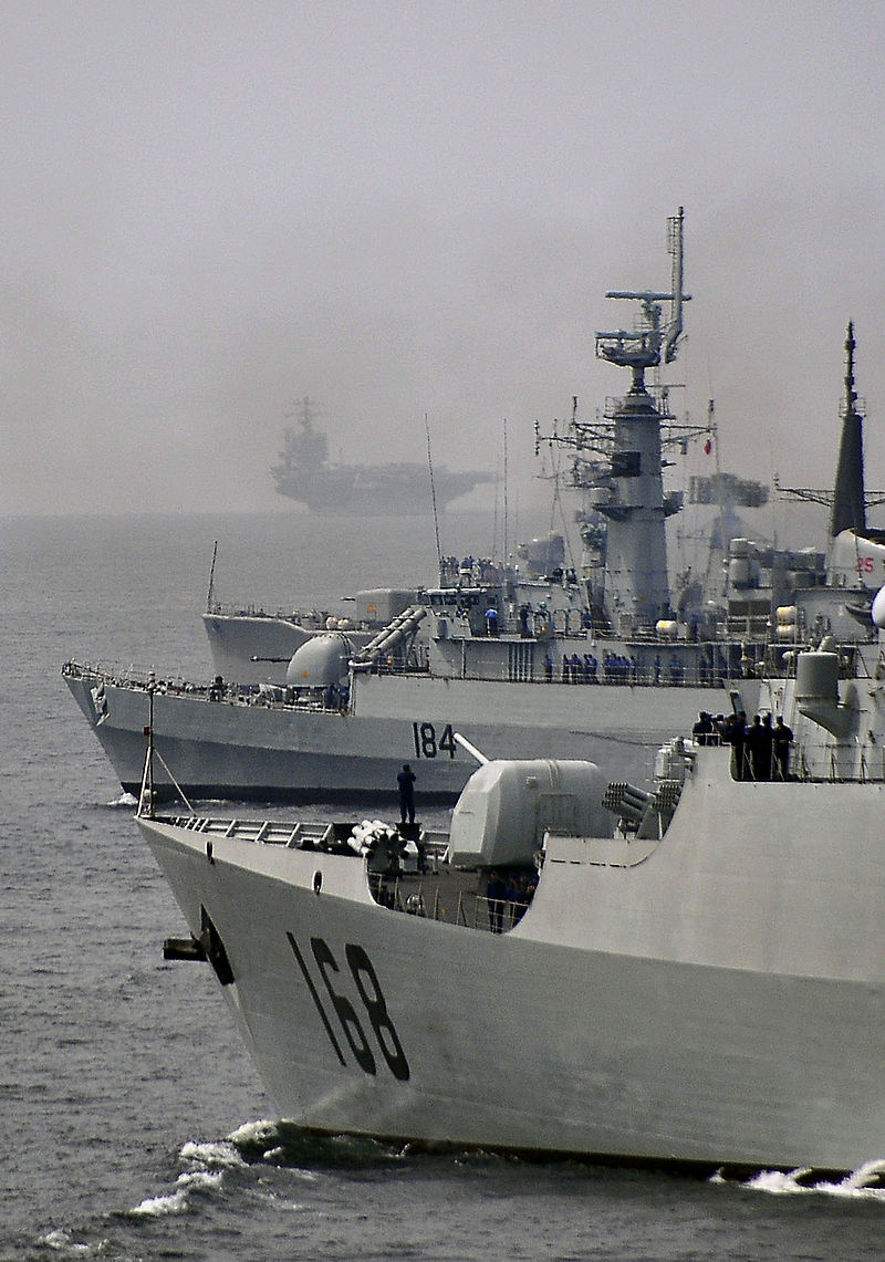 2009年3月11日，中国人民解放军海军军舰和远方的美国海军航空母舰在印度洋.jpg
