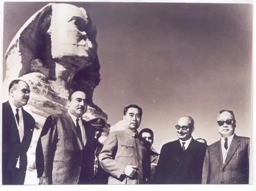 1963年12月，周恩来总理访问埃及时参观狮身人面像.jpg