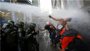 理查德•范伯格：以政治妥协应对街头抗议，智利人汲取了历史教训