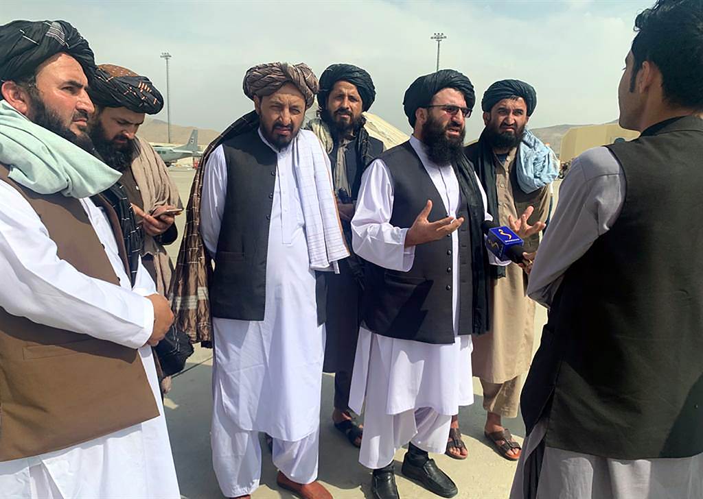 俄媒報導，塔利班將於9月3日宣布建立阿富汗新政府。圖為塔利班官員接受訪問.jpg