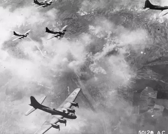 轰炸施魏因富特的美军b-17编队.jpg