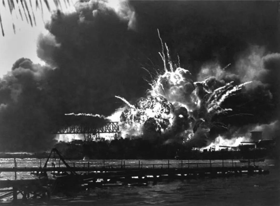 1941年12月7日，日军偷袭珍珠港停泊的美国军舰（来源：britannica.com).jpg