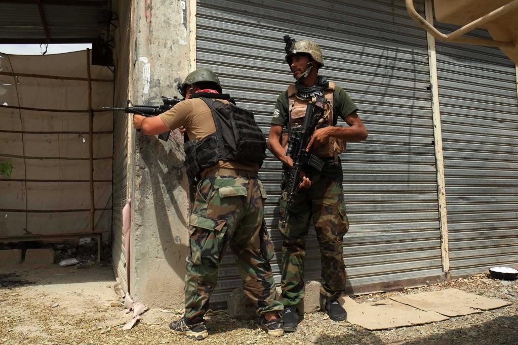 7月23日，安全人员在阿富汗坎大哈省与塔利班交火.jpg