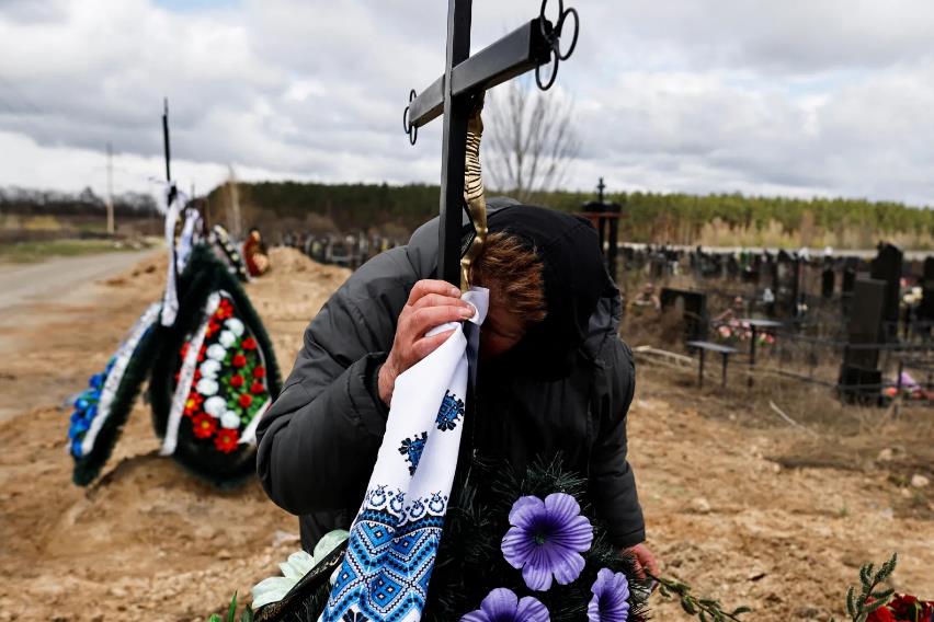 2022年4月，乌克兰布查的一个墓地举行哀悼活动.jpg